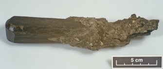 Wooden knife-handle and part of its concreted blade (DP99/087). Scale 5 centimetres. (Colin Martin)