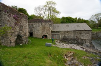 Kiln B and its fronting shed are seen to the rear, while the E face of Kiln A with its draw-arch are in the left foreground. (Colin Martin)