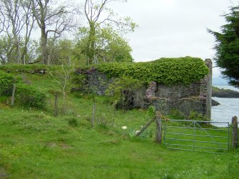 Rear view of the main kiln building showing the lean-to structure at its rear (right) and the levelled causeway at upper left. (Paula Martin)
