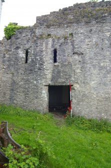 The rear SE face of the main kiln building showing structural features indicative of a bridge linking its upper level with Kiln A. Scale 2 metres. (Colin Martin)