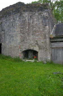 Outer draw-arch of the left-hand pot of Kiln B. Scale 2 metres. (Colin Martin)