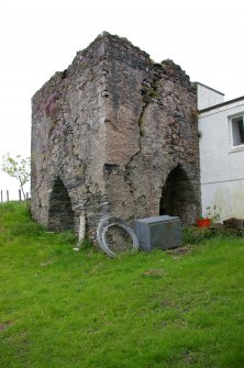 The E and N faces of Kiln A showing their draw-arches. Serious cracks are evident in the structure, and parts of the wall show evidence of harling. (Paula Martin)