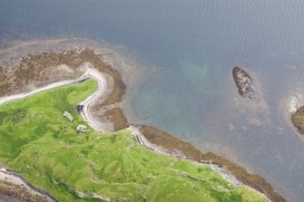 Aerial photograph of Sheep Island from the W. The cleared strip up the centre of the beach leading towards Kiln 1 is clear. On the right is a horseshoe-shaped reef (an Càrn = pile of stones) which appears to have served as a ballast dump. (Colin Martin)