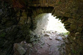 Draw-arch, Kiln 2; view from inside. Note the partly-collapsed lining of end-laid bricks around the rough stonework of the arch. (Colin Martin)