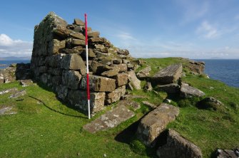 Headland fort, entrance. Scale 2 metres. (Colin Martin)