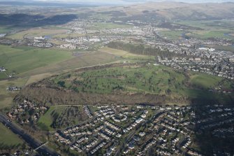 General oblique aerial view of Stirling Golf Course, the King's Park and the disused race course with Stirling Castle beyond, looking NNE.