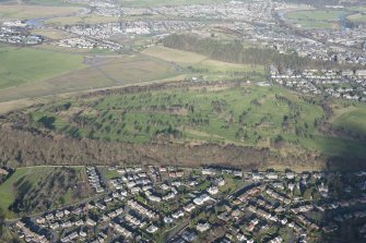 General oblique aerial view of Stirling Golf Course, the King's Park and the disused race course with Stirling Castle beyond, looking NNE.