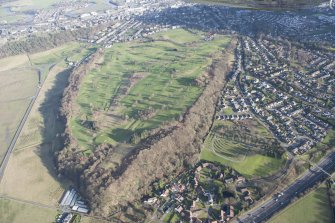 General oblique aerial view of Stirling Golf Course, the King's Park and the disused race course with Stirling Castle beyond, looking ESE.