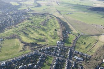 Oblique aerial view of Stirling Golf Course, the King's Park, the disused race course, the King's Knot and the dam, looking W.