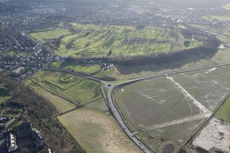 General oblique aerial view of Stirling Golf Course, the King's Park, the disused race course, the King's Knot and the dam, looking SSW.