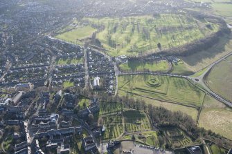 Oblique aerial view of the King's Knot, the King's Park and the golf course, looking SSW.