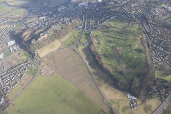 General oblique aerial view of the King's Park, the King's Knot, the golf course and the disused race course and Stirling Castle, looking ESE.