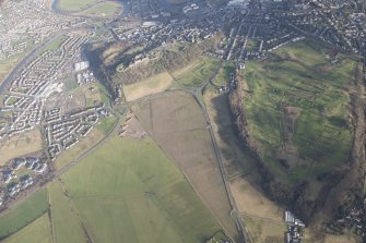 General oblique aerial view of the King's Park, the King's Knot, the golf course and the disused race course and Stirling Castle, looking ENE.