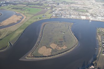 Oblique aerial view of Inch Island in the River Forth, with Kelliebank, Alloa, beyond, looking NNW.