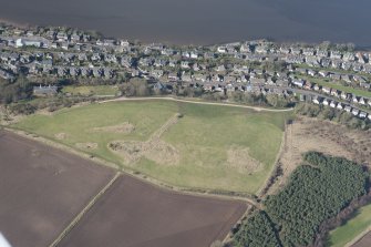 Oblique aerial view of Wormit Hill Inner Landward Defences, looking NW.
