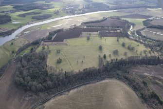 Oblique aerial view of the site of Delvine Golf Course and Inchtuthil, looking SW.