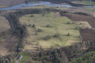 Oblique aerial view of the site of Delvine Golf Course and Inchtuthil, looking SE.