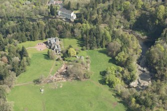 Oblique aerial view of Corra Castle and Corehouse Country House, looking NE.