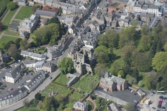 Oblique aerial view of Kelso Abbey and War Memorial, looking NW.