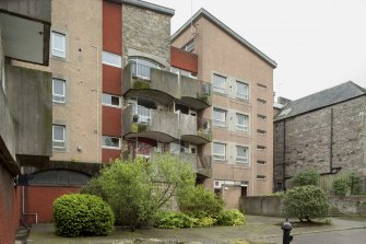 View of rear elevation of Spence, Glover & Ferguson Canongate Housing at 3 Brown's Close and 65-71 Canongate, Edinburgh, from NE.