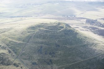 Oblique aerial view of East Lomond Hill fort, looking SSW.