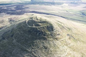 Oblique aerial view of East Lomond Hill fort, looking S.