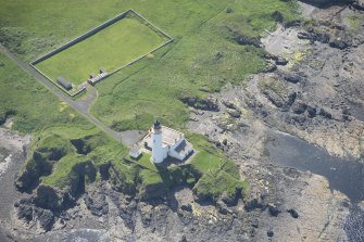 Oblique aerial view of Turnberry Castle and Turnberry Lighthouse, looking SSE.