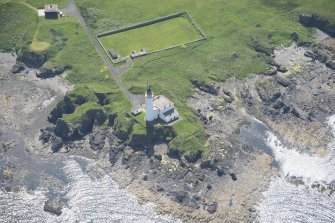 Oblique aerial view of Turnberry Castle and Turnberry Lighthouse, looking SE.