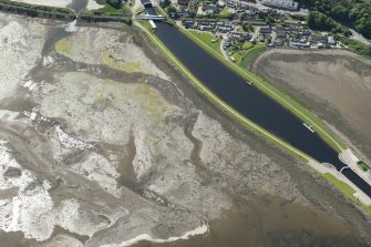 Oblique aerial view of the possible fence lines beside the basin at Clachnaharry, Inverness, looking SSE.