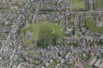 Oblique aerial view centred on the war memorial, McDuff, looking SE.