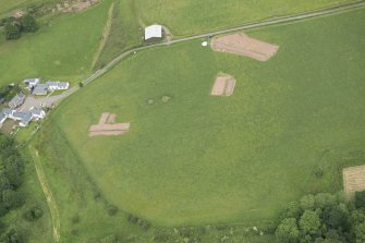 Oblique aerial view of the Glasgow University excavations with Wellhill farmstead adjacent, looking NE.