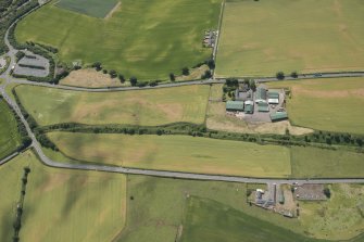 Oblique aerial view of the cropmarks of the fort at Wester Carmuirs, looking S.