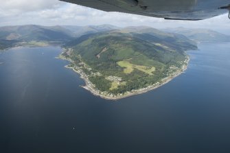 General oblique aerial view of Strone and Blairmore and Strone Golf Course, looking NW.