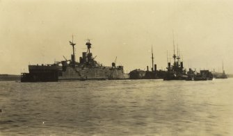 Uncaptioned photograph of ships. One of which could be a British Queen Elizabeth-class battleship. Possibly HMS Queen Elizabeth, HMS Warspite, HMS Valiant, HMS Barham or HMS Malaya.