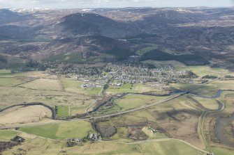 general oblique aerial view of Kingussie and Ruthven Barracks, looking NW.
