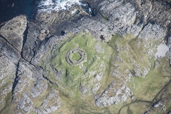 Oblique aerial view of Dun Mor, Vaul, on the Isle of Tiree, looking NNE.