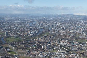 General oblique aerial view of Glasgow centred on the River Clyde, Bridgton and Glasgow Green, looking WNW.