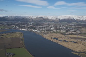 General oblique aerial view of the River Forth centred on Alloa and Ben Cleuch in the Ochil Hills, looking NNW.