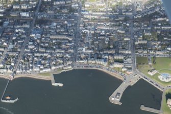 Oblique aerial view of Broughty Ferry, Broughty Ferry Harbour, Beach Crescent and Fisher Street Quay and Pier, looking NE.