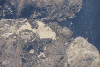 Oblique aerial view of a farmstead at Loinn Mheadhonach, looking SE.