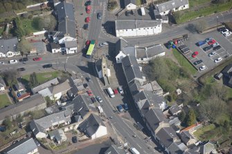 Oblique aerial view of Kilmaurs Market Cross and Tolbooth, looking NNE.