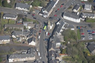 Oblique aerial view of Kilmaurs Market Cross and Tolbooth, looking NNW.