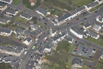 Oblique aerial view of Kilmaurs Market Cross and Tolbooth, looking NW.