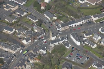Oblique aerial view of Kilmaurs Market Cross and Tolbooth, looking WNW.