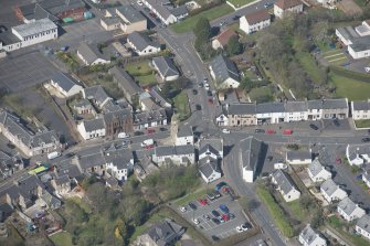Oblique aerial view of Kilmaurs Market Cross and Tolbooth, looking W.
