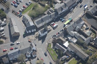 Oblique aerial view of Kilmaurs Market Cross and Tolbooth, looking SE.