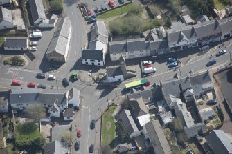 Oblique aerial view of Kilmaurs Market Cross and Tolbooth, looking E.