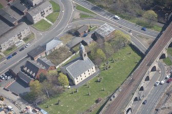 Oblique aerial view of Kilmarnock Old High Kirk and Kirkyard, looking E.