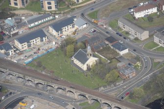 Oblique aerial view of Kilmarnock Old High Kirk and Kirkyard, looking NNW.