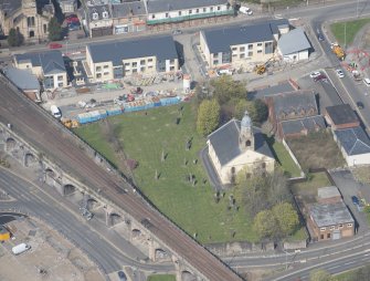 Oblique aerial view of Kilmarnock Old High Kirk and Kirkyard, looking NW.